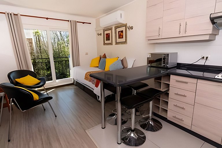 Refugio moderno con piscina · Andino Suite Pucón